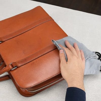 cách vệ sinh túi du lịch chống nước